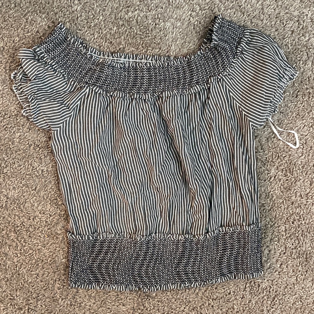 Adorable off the shoulders top! In great condition size small!